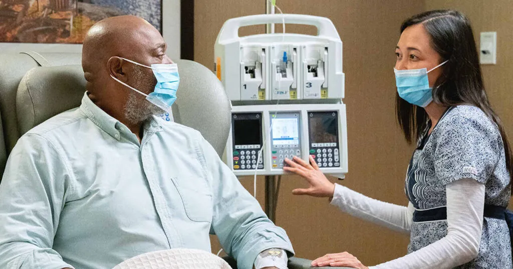 Mulher conversando com homem internado